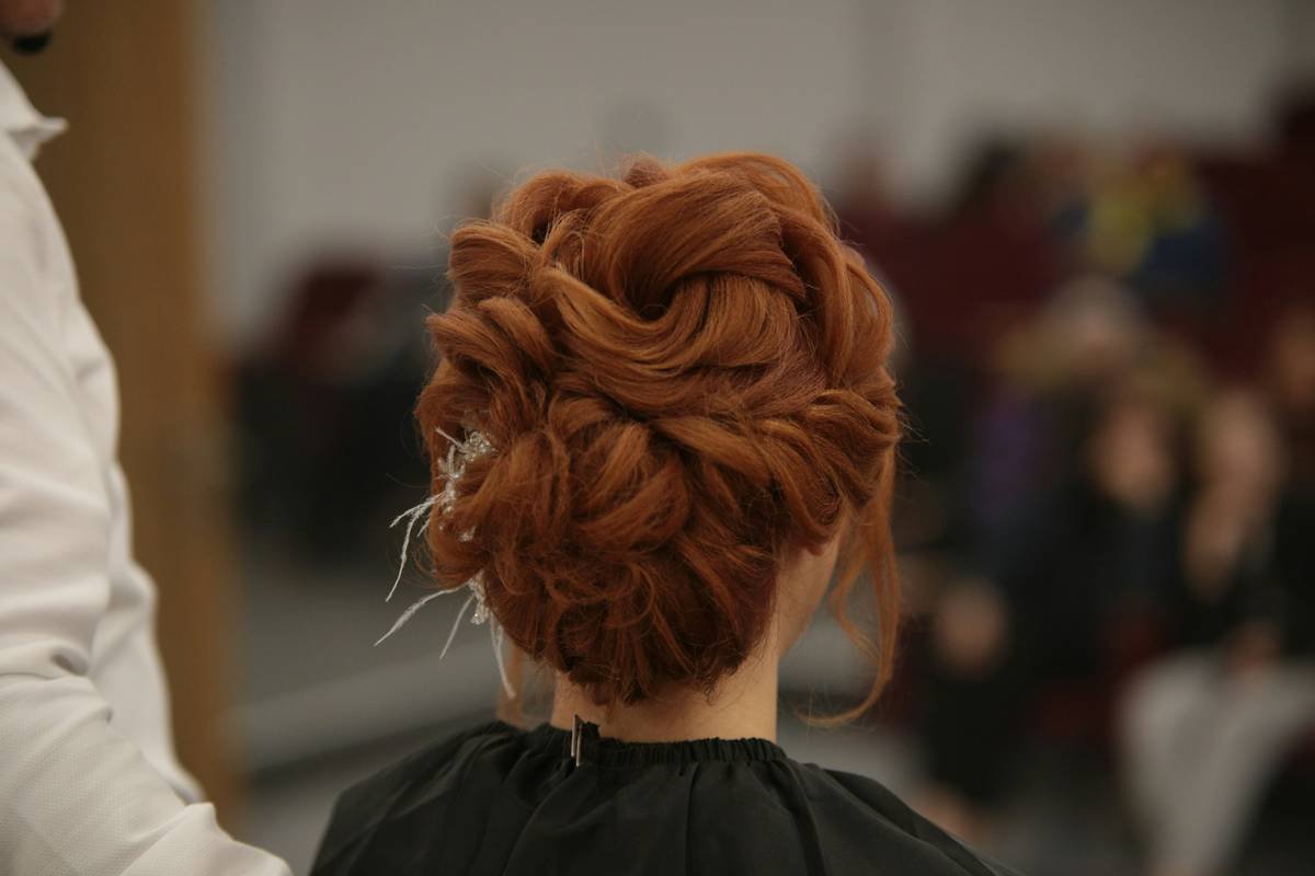Bar chart showing 68% increase in 'statement hairpieces' Google searches from 2023 to 2024, sourced from Google Trends