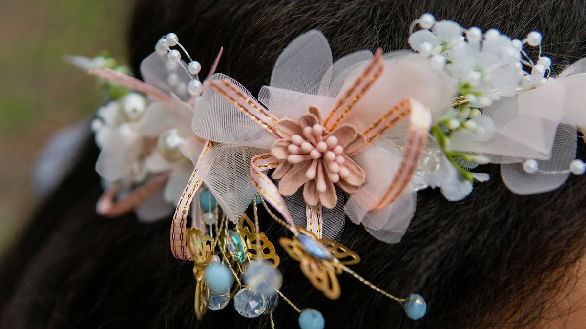 Infographic showing how chain hair accessories distribute tension vs. bobby pins on spiked hair